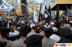 aksi demo pembubaran acara Asyuro (foto: merdeka.com)