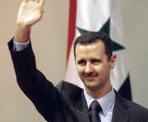 ARCHIV - Der syrische Präsident Baschar al-Assad hebt in Damaskus, Syrien, grüßend die Hand (Archivfoto vom 15.08.2006). Der seit dem Jahr 2000 herrschende Baschar al-Assad versprach nach Amtsantritt wirtschaftliche Reformen. Er und seine in London aufgewachsene Frau Asma al-Assad galten vielen Syrern als Hoffnungsträger. Doch wie sein Vater lässt Baschar jede oppositionelle Strömung mit Gewalt unterdrücken. Foto: Youssef Badawi (zu dpa "Die Assads - Diktatorendynastie in Syrien" vom 26.04.2011)