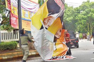 pembersihan atribut kampanye di masa tenang (foto:Metrosiantar.com)