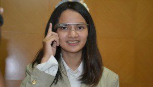 Sabrina Kenakan Google Glass (foto:ugm.ac.id)