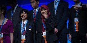 Dua Siswi SMA Pembuat Kulkas Tanpa Listrik (sumber foto; merdeka.com)