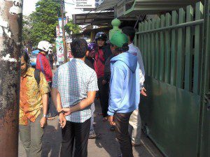 Di depan masjid Ibnu Sina yang tertutup rapat. Foto: LI