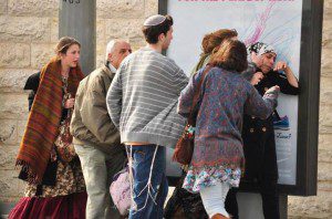 wanita palestina diintimidasi warga Israel