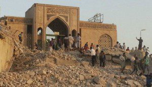 احتجاجات بالموصل وأهلها يحيون ليلة القدر على انقاض مرقد النبي يونس(ع)