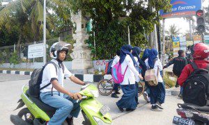 Foto: Siswi Muslimah di Bali dengan kerudungnya  (Win Wan)