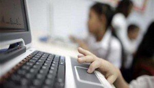 anak main internet