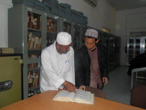 Penulis bersama petugas perpustakaan, foto: Abdul