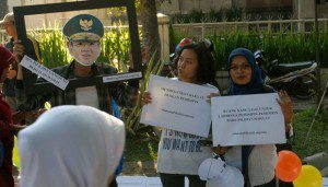demo tolak ruu pilkada bandung, foto: tempo