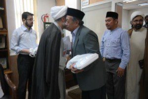 Menerima cinderamata dari ulama Iran