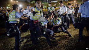 polisi hongkong berangus demonstran