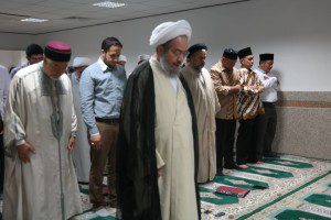 Shalat bersama dengan ulama-ulama di Iran