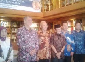 Empat peneliti berfoto bersama Pak Habibie/detikcom