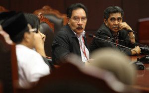 Pemohon Antasari Azhar (kedua kanan) didampingi Adik almarhum Nasrudin Zulkarnaen, Andi Syamsudin (kanan) menghadiri sidang putusan uji materi UU No. 8 Tahun 1981 tentang Hukum Acara Pidana Pasal 268 ayat (3) di Mahkamah Konstitusi, Jakarta,