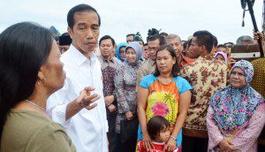 Presiden Jokowi bersama warga Meranti (foto: Tempo)