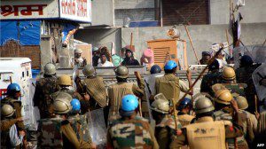 polisi india bentrok