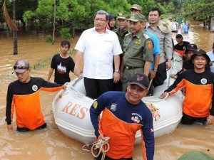 Aher meninjau banjir
