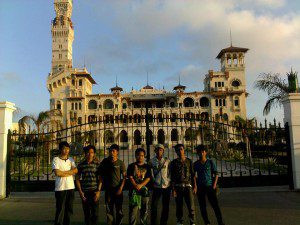 Di depan Istana Montaza (foto: Ahmad MZ)