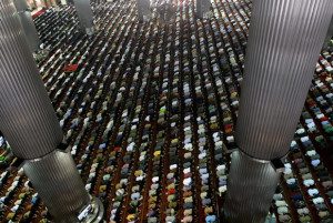 Shalat jumat di istiqlal - Inilahfoto.com