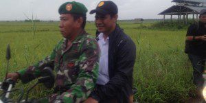 Menteri Pertanian Andi Amran Sulaiman membonceng motor Babinsa di Kalteng (foto:Kompas)