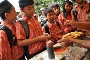 siswa sekolah membeli jajanan