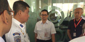 Menteri Jonan saat sidak di kantor AirAsia (foto:merdeka.com)