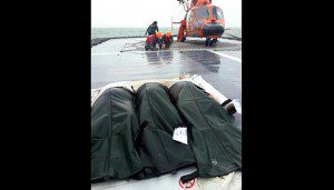 Tiga kantong berisikan jenazah korban Air Asia QZ 8501 (foto: Antara)