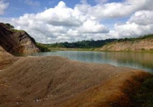 salah satu lubang tambang maut di Samarinda (foto: suaraagraria.com)