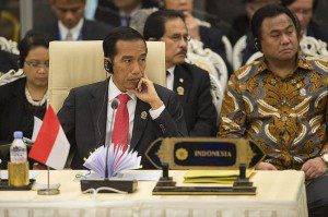 Presiden Joko Widodo (tengah) didampingi anggota delegasi mengikuti KTT ASEAN - Amerika Serikat ke-2 Tahun 2014 di kota Nay Pyi Taw, Myanmar, Kamis (13/11)