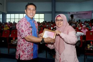 Wawali Makassar menerima cenderamata dari Direktur Human Imparsial Institute