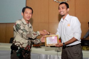 Wakil ICRO (kiri) dan Ketua Masika ICMI Orwil Sulsel, Ashry Sallatu (kanan)