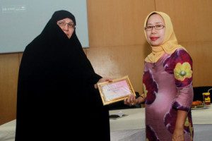 Prof Dr.Fariba menerima cendera mata dari Prof Dr. Andi Melantik Rompegading, SH MH