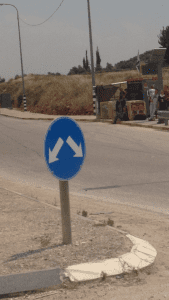 halte bus khusus Israel (amonthinpalestine.wordpress.com)