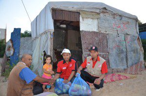 relawan MER-C bagikan sembako di Gaza (foto: FP RSIndonesia)