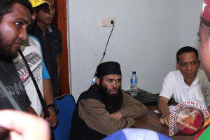 Syamsuddin Uba (tengah) Terduga ISIS NTT (foto:Antara)