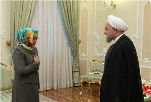 Menlu Retno berjilbab