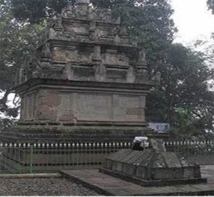 Candi berdampingan dengan makam Arif Muhammad