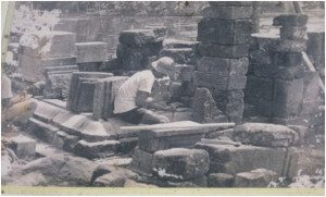 proses pemasangan kaki candi (sumber foto: Museum Cangkuang)