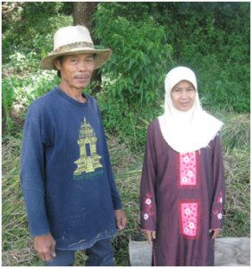 Bapak Roshidin dan istri, penduduk asli kampung Pulo, narasumber tulisan ini. Mereka memiliki silsilah yang bersambung hingga ke Mbah Dalem Arief  Muhammad.