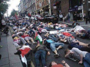 warga Irlandia berbaring di jalan dalam aksi demo pro-Palestina